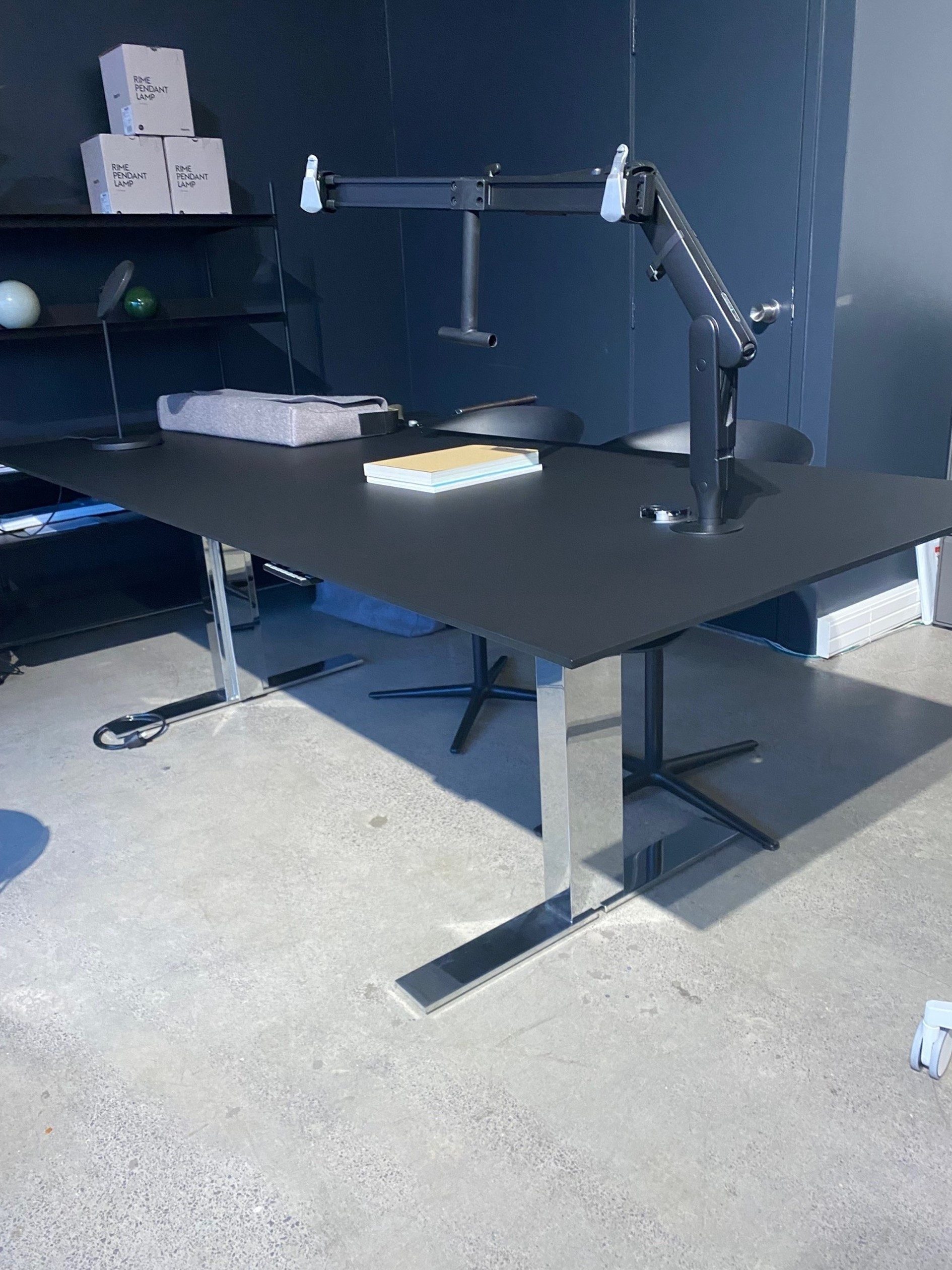 Exec V Fixed height desk frame