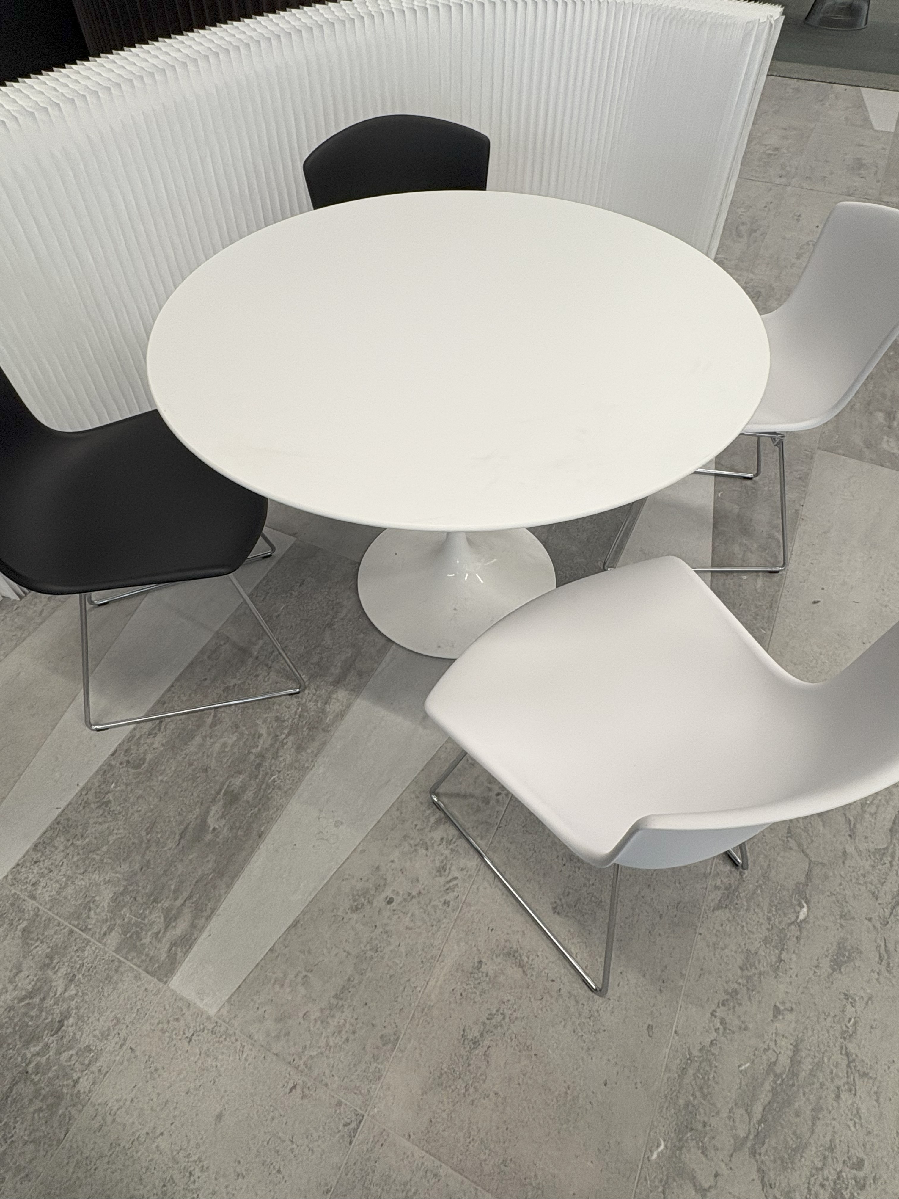 Knoll Saarinen Table